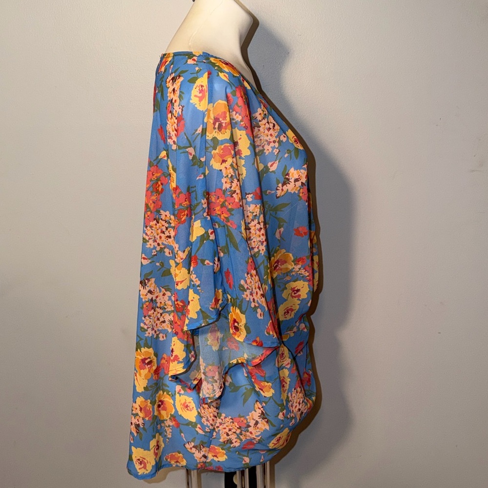 Umgee USA ladies V-neck, twist front blue floral blouse. Size 2XL. - Picture 5 of 9